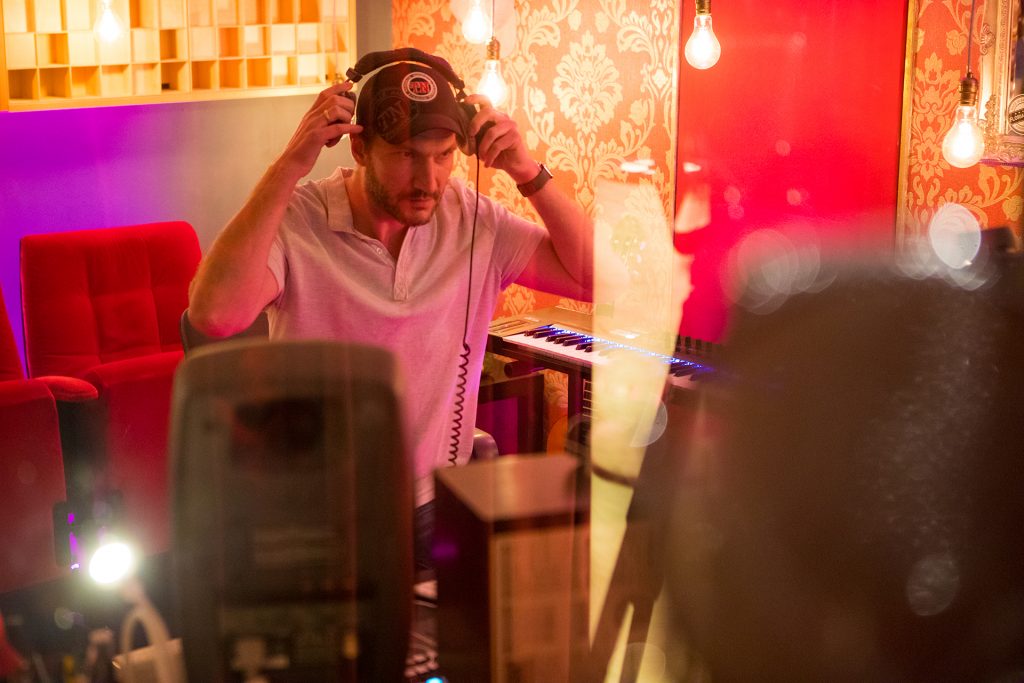 Musikproduzent Hermann Niesig in seinem Tonstudio in Köln - Hürth.
